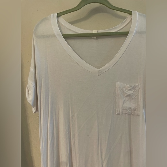 Flamingo Urban white v neck - Picture 1 of 4